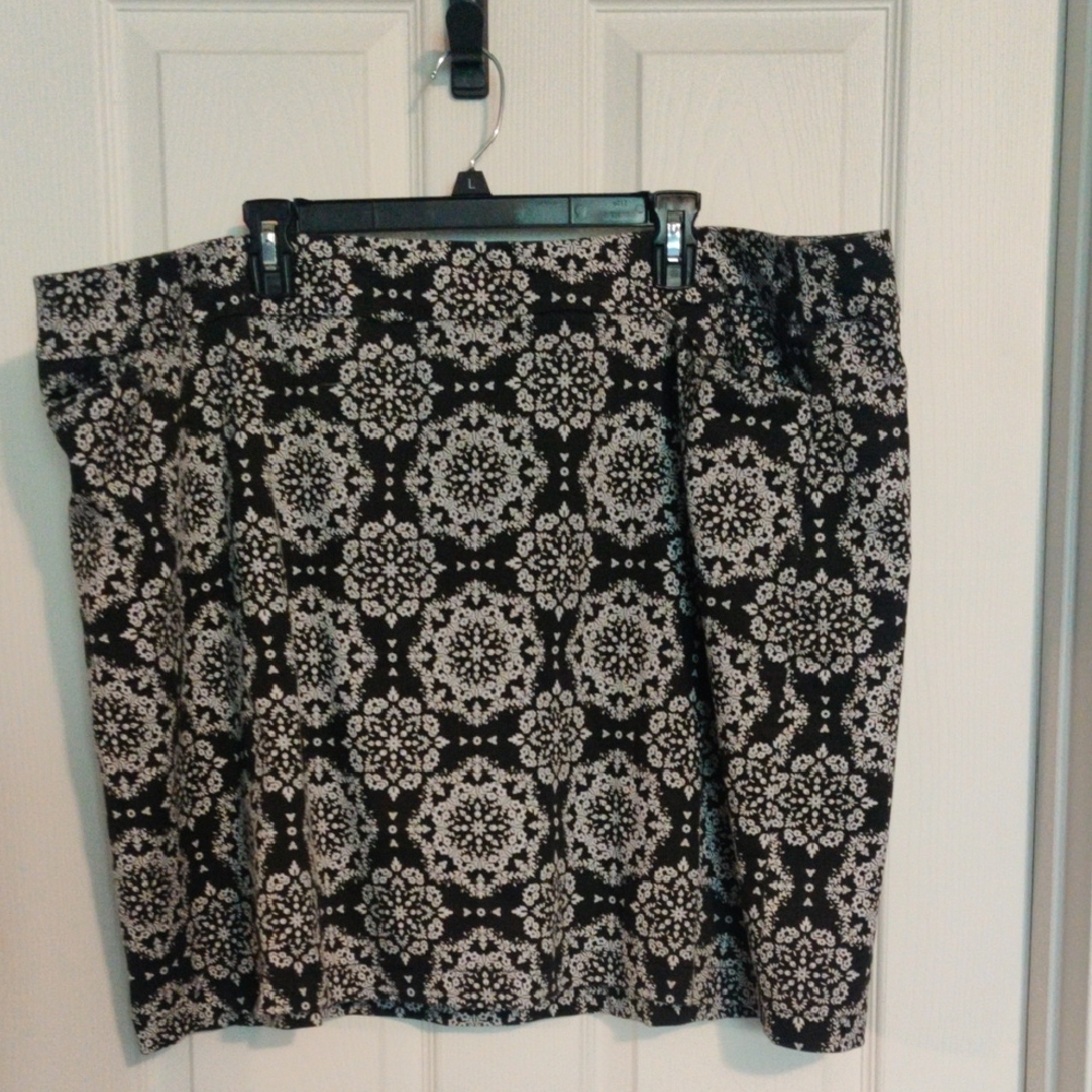 Croft & Barrow Black and White Floral Pencil Skirt